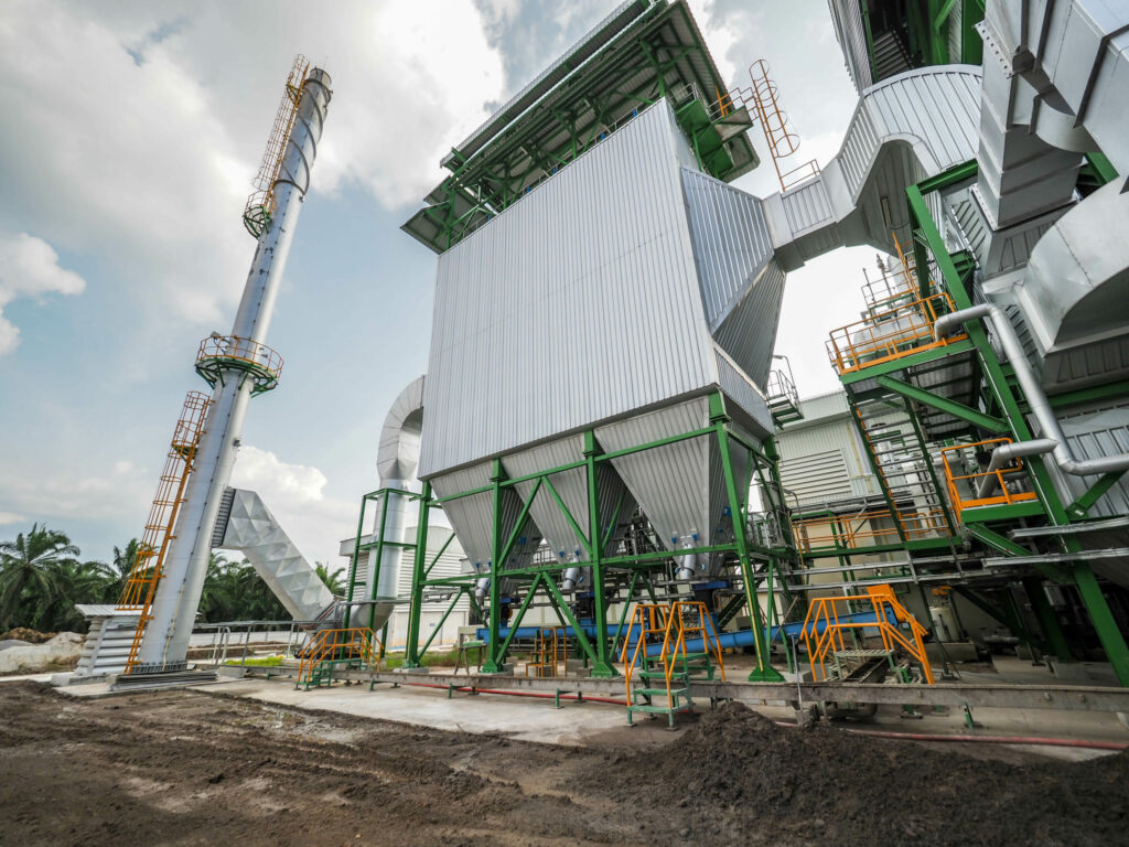 Un précipitateur électrostatique et une cheminée dans une centrale électrique à biomasse.