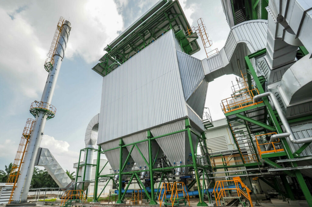 Un précipitateur électrostatique et une cheminée dans une centrale électrique à biomasse.