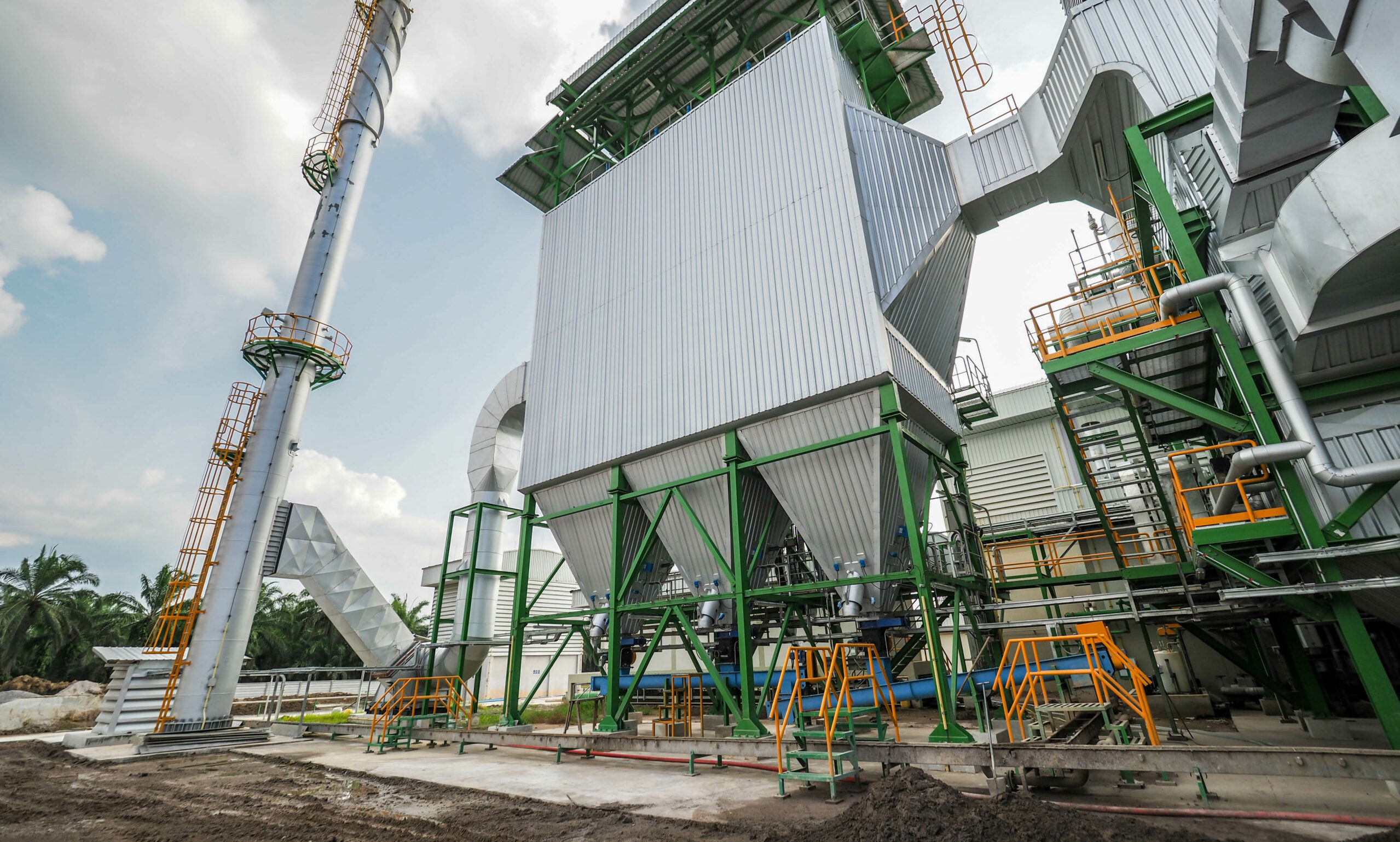 Un précipitateur électrostatique et une cheminée dans une centrale électrique à biomasse.